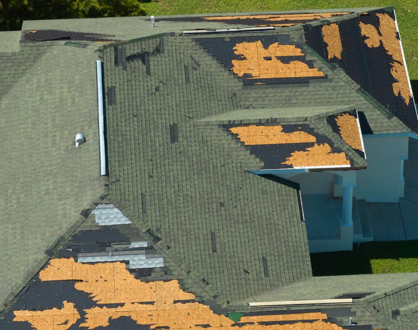 Roofing company in Commerce City, CO installing commercial flat roofing system